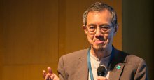 Dr Lew Young during a presentation at the twelfth Meeting of the Conference of the Parties to CMS (COP12) in October 2017, Manila, Philippines © IISD